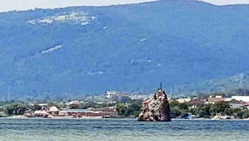 BABAKAJ – STENA NASRED DUNAVA: Neobična pojava u rumunskom delu reke, nasuprot Golubačke tvrđave, atrakcija za turiste