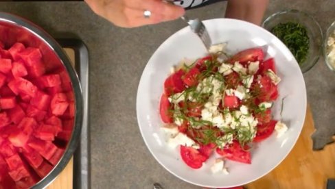 SAVRŠENA OBROK SALATA U VRELIM DANIMA! Letnja eksplozija ukusa - lubenica, paradajz i feta