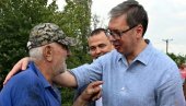 VUČIĆ OBIŠAO PORODICE ČIJE SU KUĆE IZGORELE U POŽARU: Rešavamo novac brzo iz budžetskih rezervi, da ljudima damo pare odmah