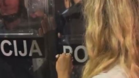 BAHATA BLOKADERKA GASI CIGARETU NA POLICIJSKOM ŠTITU: Ovo sramno ponašanje podržao Balša Božović (VIDEO)