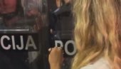 BAHATA BLOKADERKA GASI CIGARETU NA POLICIJSKOM ŠTITU: Ovo sramno ponašanje podržao Balša Božović (VIDEO)