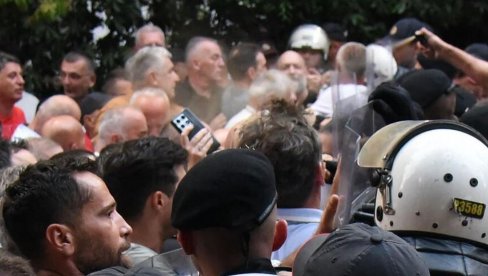 NEOKOMITE SU SIMBOLIČNO OSTALE ZAGLAVLJENE U ŠIBLJU BEOGRADSKE ULICE