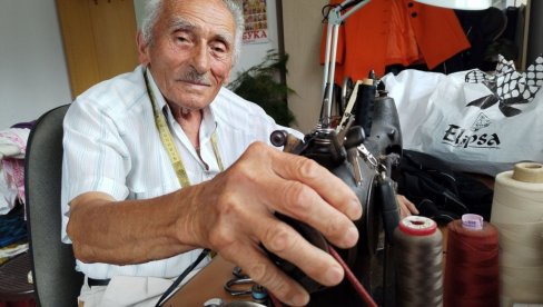 ПЕНЗИЈА ДУЖА ОД РАДНОГ СТАЖА: Милосав Тодоровић Миле (92), једини кројач народног одела у Јагодини