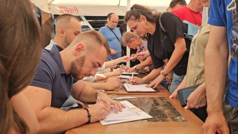 GRAĐANI JASNO REKLI NE KURTIJEVIM MOSTOVIM Srpska lista: Za jedanaest sati sakupljeno 3.628 potpisa