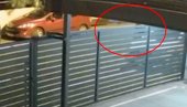 СНИМАК НАПАДА НА КУЋУ ДРАГАНА Ј. ВУЧИЋЕВИЋА: Насилници бојом унаказали капију и обили фасаду (ВИДЕО) СНИМАК НАПАДА НА КУЋУ ДРАГАНА Ј. ВУЧИЋЕВИЋА: Насилници бојом унаказали капију и обили фасаду (ВИДЕО)