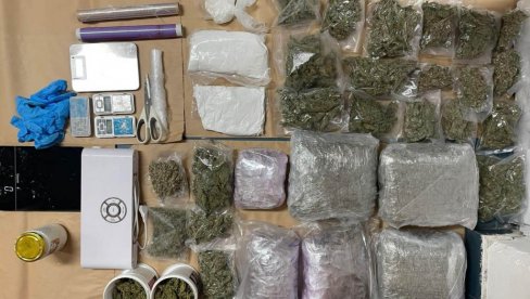У СТАНУ ПРОНАЂЕНО ВИШЕ ОД ДЕВЕТ КИЛОГРАМА НАРКОТИКА: Ухапшен Новосађанин осумњичен за трговину дрогом