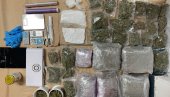 У СТАНУ ПРОНАЂЕНО ВИШЕ ОД ДЕВЕТ КИЛОГРАМА НАРКОТИКА: Ухапшен Новосађанин осумњичен за трговину дрогом