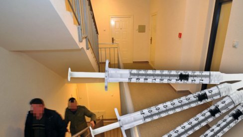 БЕОГРАЂАНКА УЗНЕМИРЕНА Испред стана јој оставили шприц и иглу - и упутство за коришћење
