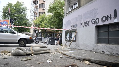 MLADA ŽENA ODOLELA BOMBAMA, NE I OLUJI: Pala statua sa zgrade u Kneza Miloša 78 i raspala se u paramparčad MLADA ŽENA ODOLELA BOMBAMA, NE I OLUJI: Pala statua sa zgrade u Kneza Miloša 78 i raspala se u paramparčad