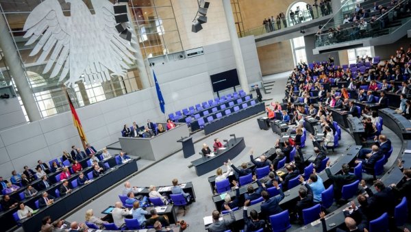 ПОРУКА НАЈЈАЧЕ НЕМАЧКЕ ПАРТИЈЕ У БУНДЕСТАГУ: Догађаји у Сребреници означени као геноцид политички мотивисани, а не научно ПОРУКА НАЈЈАЧЕ НЕМАЧКЕ ПАРТИЈЕ У БУНДЕСТАГУ: Догађаји у Сребреници означени као геноцид политички мотивисани, а не научно