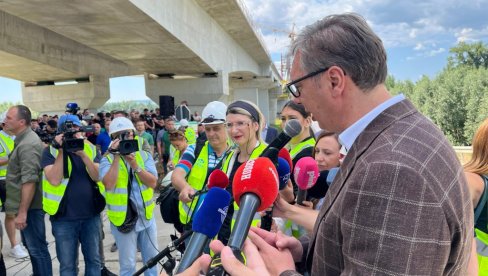 Vučić obilazi radove na izgradnji mosta preko Dunava u sklopu Fruškogorskog koridora (VIDEO)