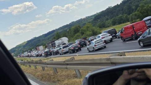 VELIKA GUŽVA NA AUTO-PUTU PREMA NIŠU: Oglasili se iz AMSS i otkrili razlog zastoja VELIKA GUŽVA NA AUTO-PUTU PREMA NIŠU: Oglasili se iz AMSS i otkrili razlog zastoja