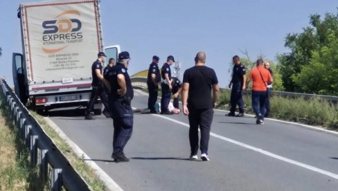 ПОТЕРА ЗА КОМБИЈЕМ КАО НА ФИЛМУ: Уништено неколико полицијских возила у Житишту, мушкарац савладан (ФОТО) ПОТЕРА ЗА КОМБИЈЕМ КАО НА ФИЛМУ: Уништено неколико полицијских возила у Житишту, мушкарац савладан (ФОТО)