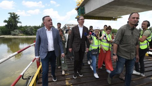 ПАНТИЋ ПИЉА И МИЋИН ОДГОВОРИЛИ МАРИНИКИ ТЕПИЋ: Фашистичке методе вам неће проћи, Вучић је био у Новом Саду и долази поново