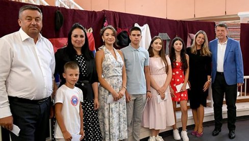 КАНЦЕЛАРИЈА ЗА КиМ: Николић и Дакић посетиле Звечан поводом Дана општине КАНЦЕЛАРИЈА ЗА КиМ: Николић и Дакић посетиле Звечан поводом Дана општине