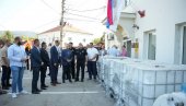 МАЦУТ И ДАЧИЋ У СВРЉИГУ: Уручили осам резервоара за пијаћу воду због несташице МАЦУТ И ДАЧИЋ У СВРЉИГУ: Уручили осам резервоара за пијаћу воду због несташице