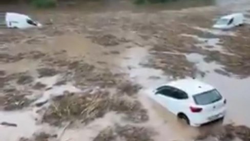 ВОДА НОСИ СВЕ ПРЕД СОБОМ, ПЛУТАЈУ АУТОМОБИЛИ, ГРАД ОШТЕТИО АВИОН ТОКОМ ЛЕТА: Стравични снимци поплава у Шпанији (ВИДЕО) ВОДА НОСИ СВЕ ПРЕД СОБОМ, ПЛУТАЈУ АУТОМОБИЛИ, ГРАД ОШТЕТИО АВИОН ТОКОМ ЛЕТА: Стравични снимци поплава у Шпанији (ВИДЕО)