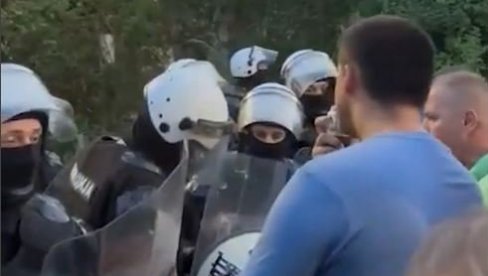 БАТИНАШИ КОЈИ ТУКУ ПОЛИЦИЈУ: Ево због каквих насилника данас блокадери малтретирају Ужичане (ВИДЕО)