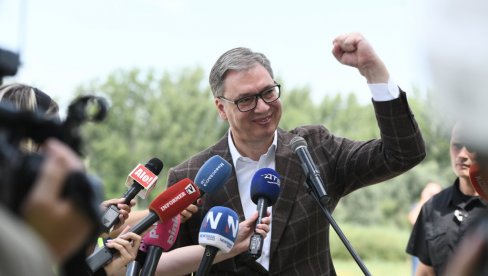 ОХРАБРУЈУЋА ПОРУКА ВУЧИЋА НАРОДУ: У времену када покушавају да нас поколебају и споља и изнутра, важно је да знате да Србија стоји чврсто ОХРАБРУЈУЋА ПОРУКА ВУЧИЋА НАРОДУ: У времену када покушавају да нас поколебају и споља и изнутра, важно је да знате да Србија стоји чврсто