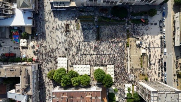 ОПОЗИЦИЈА БЕЗ СРАМА! Блокадери фотељаши протест претворили у пијанку! ОПОЗИЦИЈА БЕЗ СРАМА! Блокадери фотељаши протест претворили у пијанку!