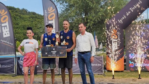 MEĐUNARODNI TURNIR ODBOJKE NA PESKU ODRŽAN U UGLJEVIKU: Učestvovalo 16 ekipa MEĐUNARODNI TURNIR ODBOJKE NA PESKU ODRŽAN U UGLJEVIKU: Učestvovalo 16 ekipa