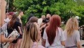БЛОКАДЕРИ ВИШЕ НЕ БИРАЈУ НАЧИН ЗА ОСВЕТУ: Пропао им план, па се иживљавају над свима - звижде и скандирају студентима који иду на испит БЛОКАДЕРИ ВИШЕ НЕ БИРАЈУ НАЧИН ЗА ОСВЕТУ: Пропао им план, па се иживљавају над свима - звижде и скандирају студентима који иду на испит
