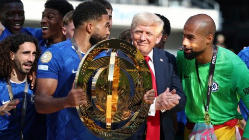 ЦИРКУС У АМЕРИЦИ! Доналд Трамп правио шоу, навијачи му звиждали
