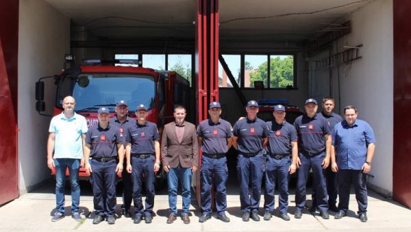 ВАТРОГАСЦИ СУ ПОКАЗАЛИ ДА СУ ХЕРОЈИ: Угасили највећи пожар који се десио у Србобрану у последњих 30 година ВАТРОГАСЦИ СУ ПОКАЗАЛИ ДА СУ ХЕРОЈИ: Угасили највећи пожар који се десио у Србобрану у последњих 30 година