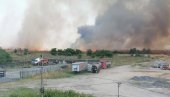 VELIKI POŽAR U BEOGRADU, GORI BATAJNICA: Vatrena stihija širi se neverovatnom brzinom, povređen vatrogasac (FOTO/VIDEO)