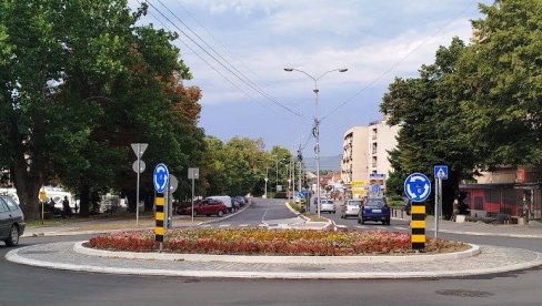 КРУЖНИ ТОК УЛЕПШАО ПАРАЋИН: Након комплетирања раскрснице, саобраћај увелико тече (ФОТО) КРУЖНИ ТОК УЛЕПШАО ПАРАЋИН: Након комплетирања раскрснице, саобраћај увелико тече (ФОТО)