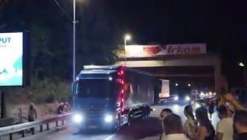 VOZAČ KAMIONA ZBOG BLOKADERA UPAO U PROBLEME: Ugrožena mu egzistencija zbog njihovog bahaćenja (VIDEO) VOZAČ KAMIONA ZBOG BLOKADERA UPAO U PROBLEME: Ugrožena mu egzistencija zbog njihovog bahaćenja (VIDEO)