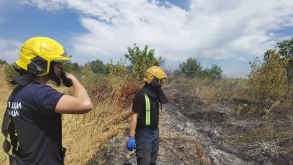 ВЕЛИКИ ПОЖАР У БЕОГРАДУ, ГОРИ БАТАЈНИЦА: Ватрена стихија шири се невероватном брзином, повређен ватрогасац (ФОТО/ВИДЕО) ВЕЛИКИ ПОЖАР У БЕОГРАДУ, ГОРИ БАТАЈНИЦА: Ватрена стихија шири се невероватном брзином, повређен ватрогасац (ФОТО/ВИДЕО)