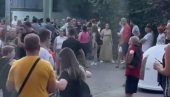БЛОКАДЕРИ ТЕРОРИСТИ НАПАЛИ КУЋУ У КОЈОЈ ЖИВИ МИЛОШ ВУЧЕВИЋ СА ПОРОДИЦОМ (ВИДЕО)