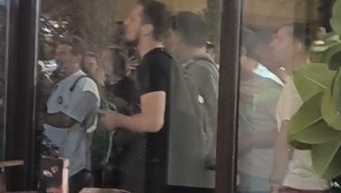БЕЗ ИМАЛО СТИДА И СРАМА: Блокадери дивљају испред куће Милоша Вућевћа у Новом Саду (ВИДЕО) БЕЗ ИМАЛО СТИДА И СРАМА: Блокадери дивљају испред куће Милоша Вућевћа у Новом Саду (ВИДЕО)