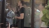 BEZ IMALO STIDA I SRAMA: Blokaderi divljaju ispred kuće Miloša Vućevća u Novom Sadu (VIDEO) BEZ IMALO STIDA I SRAMA: Blokaderi divljaju ispred kuće Miloša Vućevća u Novom Sadu (VIDEO)