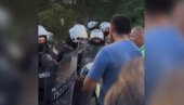 ОВАЈ ВИДЕО ЈЕ ДОКАЗ: Блокадерске судије легализовале нападе и отвориле сезону лова на полицајце и државне службенике (ВИДЕО)