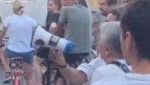ВИШЕ ОД ДВА САТА ПОРОДИЉЕ НЕМАЈУ МИРА ЗБОГ БЛОКАДЕРА: Екстремисти не мисле на најмлађе суграђане, на само неколико десетина метара Бетанија ВИШЕ ОД ДВА САТА ПОРОДИЉЕ НЕМАЈУ МИРА ЗБОГ БЛОКАДЕРА: Екстремисти не мисле на најмлађе суграђане, на само неколико десетина метара Бетанија