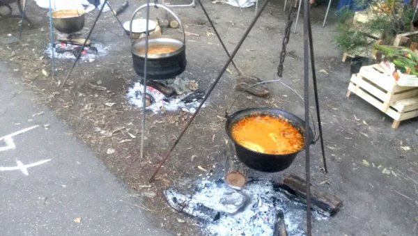КУЛИНАРСКО ТАКМИЧЕЊЕ У БОСИЛЕГРАДУ: Кувала се рибља чорба