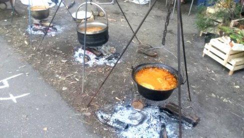 KULINARSKO TAKMIČENJE U BOSILEGRADU: Kuvala se riblja čorba KULINARSKO TAKMIČENJE U BOSILEGRADU: Kuvala se riblja čorba