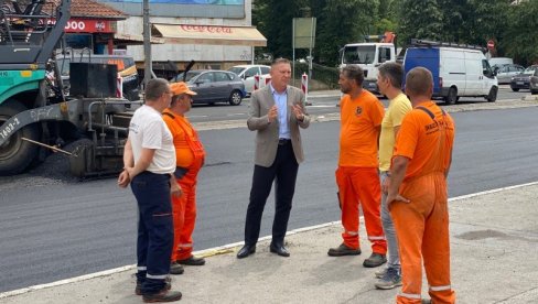 ВОЈИСЛАВА ИЛИЋА ДОБИЈА НОВ АСФАЛТ: ЈКП Београд пут и ЈП Путеви Београда завршавају пресвлачење улице на Звездари ВОЈИСЛАВА ИЛИЋА ДОБИЈА НОВ АСФАЛТ: ЈКП Београд пут и ЈП Путеви Београда завршавају пресвлачење улице на Звездари