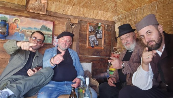 ПРИЧЕ ИЗ АМБАРА ПО МЕРИ - ЖИВОТА: Мисија чланова аматерског позоришта из ГЊИЛАНА, у оближњој српској енклави, у Шилову