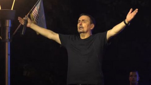 LOZNICA JE MOJ GRAD, A JA NJEN SIN: Dragan Kojić Keba muzički novitet poklonio i posvetio rodnom mestu u znak velike zahvalnosti (FOTO) LOZNICA JE MOJ GRAD, A JA NJEN SIN: Dragan Kojić Keba muzički novitet poklonio i posvetio rodnom mestu u znak velike zahvalnosti (FOTO)