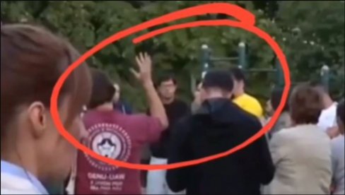 MAŠU RUKAMA KAO PLENUMAŠI! Nestvarni prizori sa skupova zgubidana - Starije ljude kao da je uhvatilo ludilo (VIDEO)