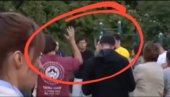MAŠU RUKAMA KAO PLENUMAŠI! Nestvarni prizori sa skupova zgubidana - Starije ljude kao da je uhvatilo ludilo (VIDEO)