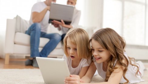 РОДИТЕЉИ ПОМАЖУ ДЕЦИ ДА КРШЕ ПРАВИЛА ПЛАТФОРМИ: Како заштити најмлађе од злоупотреба на интернету (2)
