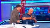 БЕЖИ, РАЗБИЋУ ТЕ Шешељ отео телефон водитељу, па кренуо да чита наглас: Ево, то су његови извори (ВИДЕО) БЕЖИ, РАЗБИЋУ ТЕ Шешељ отео телефон водитељу, па кренуо да чита наглас: Ево, то су његови извори (ВИДЕО)