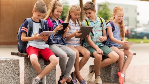DECA NA MREŽAMA LAKO POSTANU ŽRTVE PREDATORA: Kako zaštiti najmlađe od zloupotreba na internetu DECA NA MREŽAMA LAKO POSTANU ŽRTVE PREDATORA: Kako zaštiti najmlađe od zloupotreba na internetu