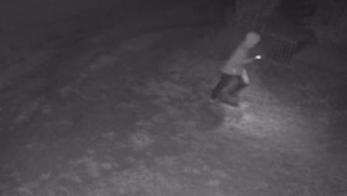 OVAKO SU NAPALI PORODIČNU KUĆU VUČIĆEVIĆA: U gluvo doba noći, blokaderi zgubidani s kapuljačom na glavi pokušali da razvale vrata (VIDEO) OVAKO SU NAPALI PORODIČNU KUĆU VUČIĆEVIĆA: U gluvo doba noći, blokaderi zgubidani s kapuljačom na glavi pokušali da razvale vrata (VIDEO)