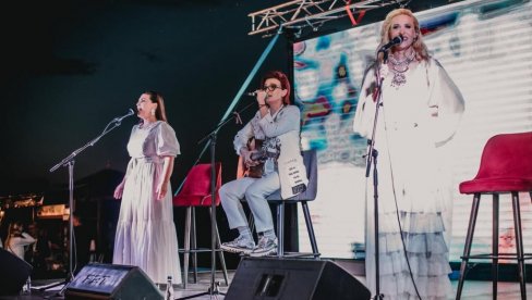 TRG ISPUNJEN MUZIKOM I ČAŠOM VINA: Frajle zablistale u Čačku i proslavile 16 godina karijere (FOTO)