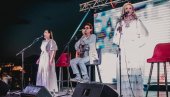 ТРГ ИСПУЊЕН МУЗИКОМ И ЧАШОМ ВИНА: Фрајле заблистале у Чачку и прославиле 16 година каријере (ФОТО)